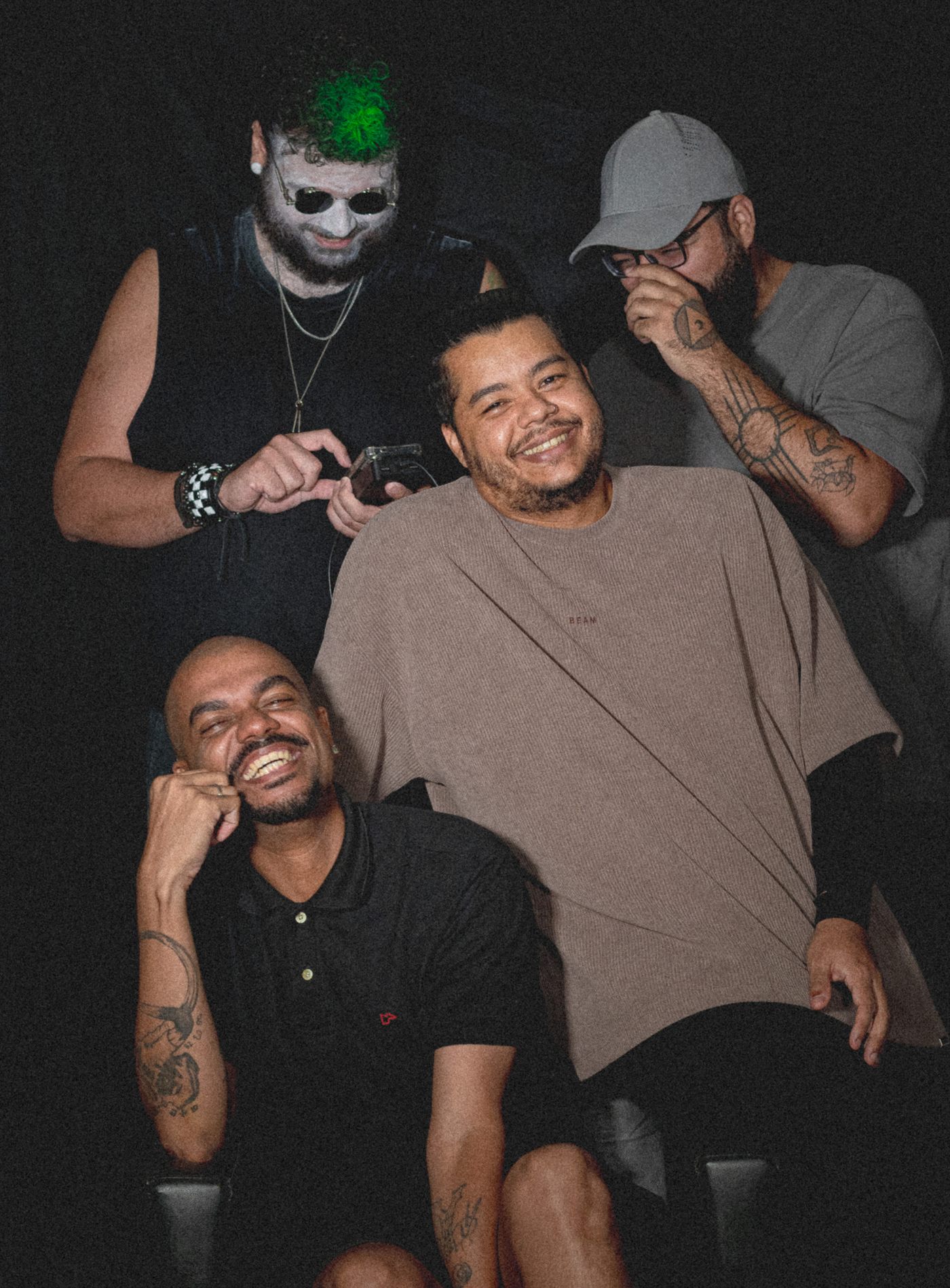 Integrantes da banda Dois Infinitos em foto promocional